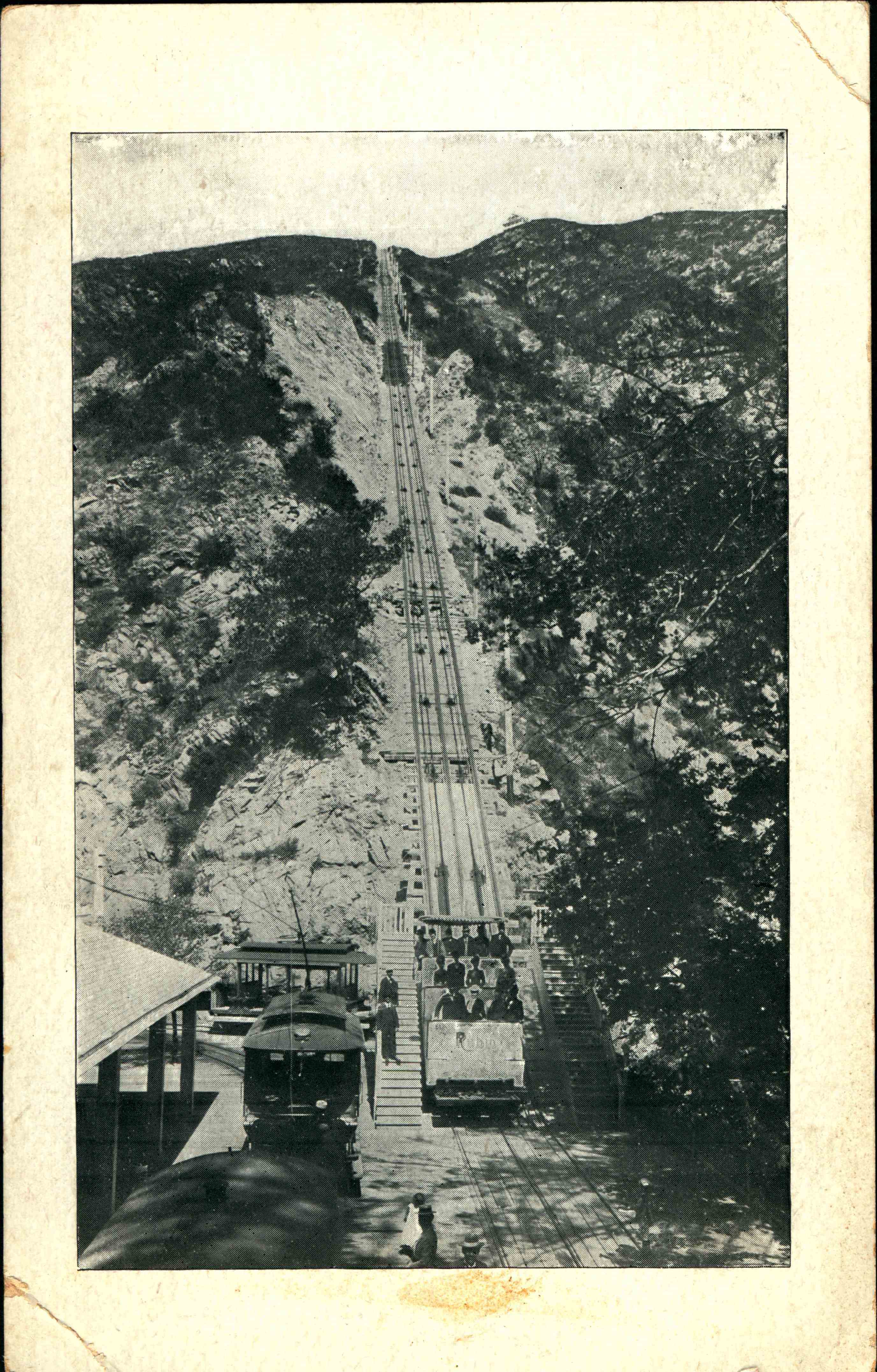 A trolley come down the mountain